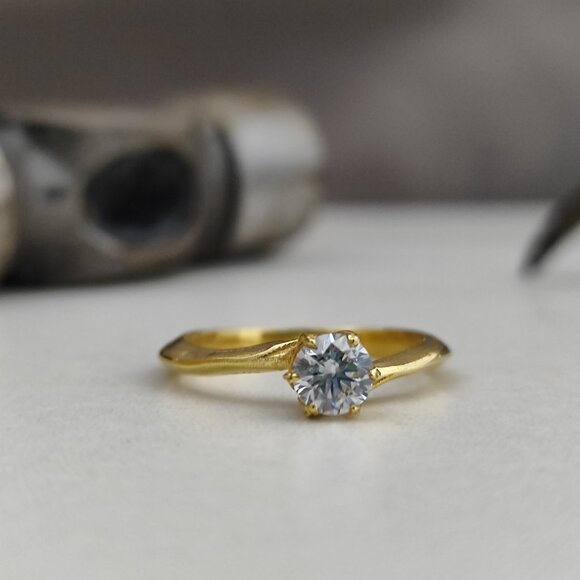 Engagement ring. 14K Yellow gold ring with 0.43ct' Lab-Created diamond. - Picture 7 of 17